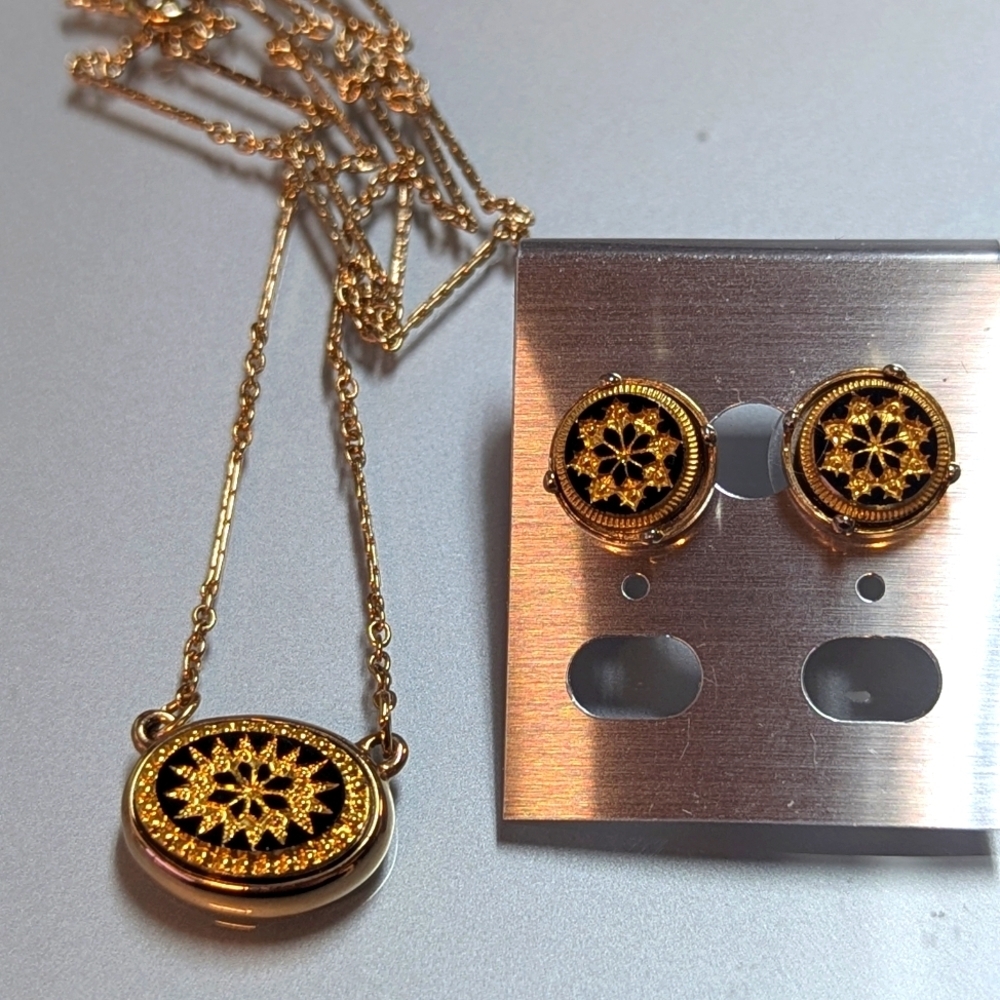 Vintage 80s Avon Snow Fantasy Oval Snowflake Necklace & Earrings Gold Tone Set - Picture 7 of 12